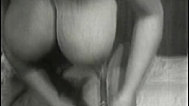 युवा पोर्न मॉडल को नग्न योनी के साथ सेक्सी मूवी पिक्चर उल्टा लटकने के लिए मजबूर किया जाता है
