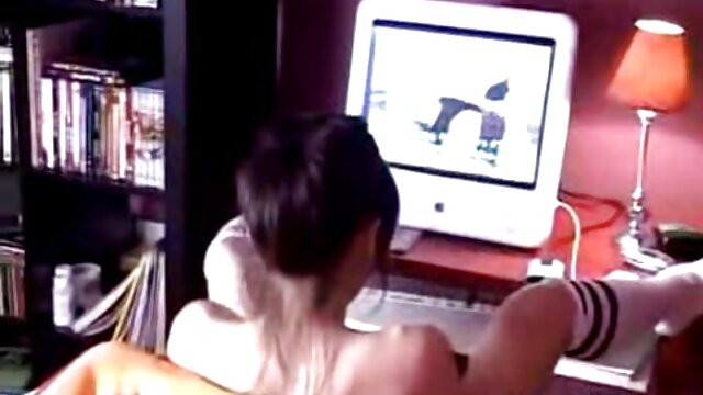 एक छात्र ने मूवी सेक्सी ब्लू पिक्चर चुपचाप उसके ट्यूटर को बहकाया